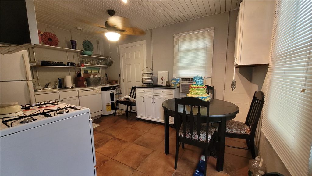 108 N Hood St, Rockport, TX 78382 — photo 3