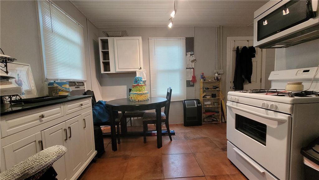 108 N Hood St, Rockport, TX 78382 — photo 4