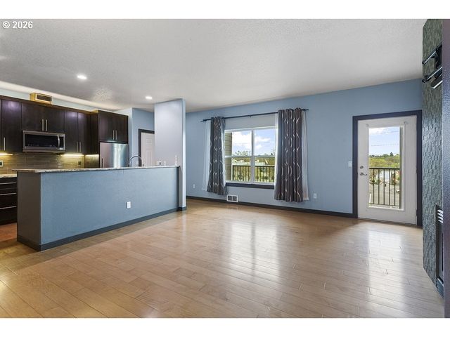 622 S NEVADA St D, Portland, OR 97219