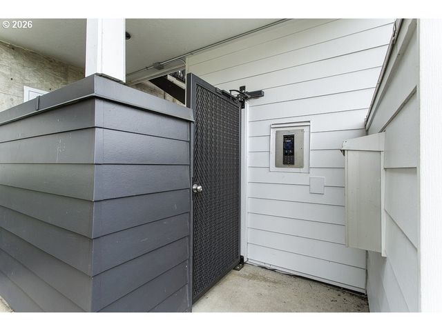 622 S NEVADA St D, Portland, OR 97219