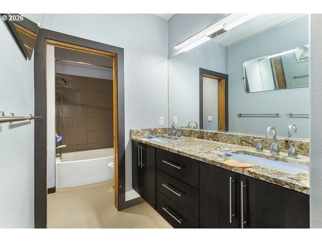 622 S NEVADA St D, Portland, OR 97219