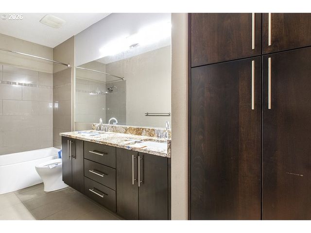 622 S NEVADA St D, Portland, OR 97219