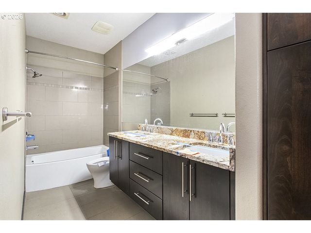 622 S NEVADA St D, Portland, OR 97219