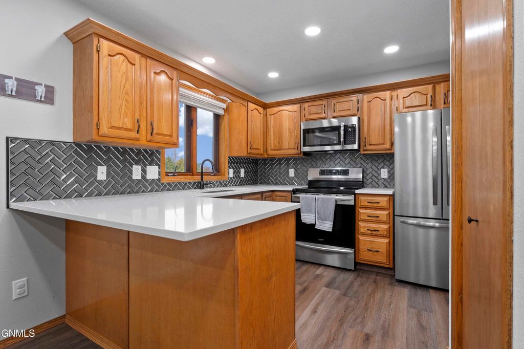1805 12th Avenue SE, Mandan, ND 58554 photo 2