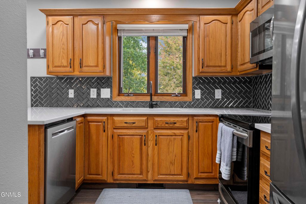 1805 12th Avenue SE, Mandan, ND 58554 photo 3