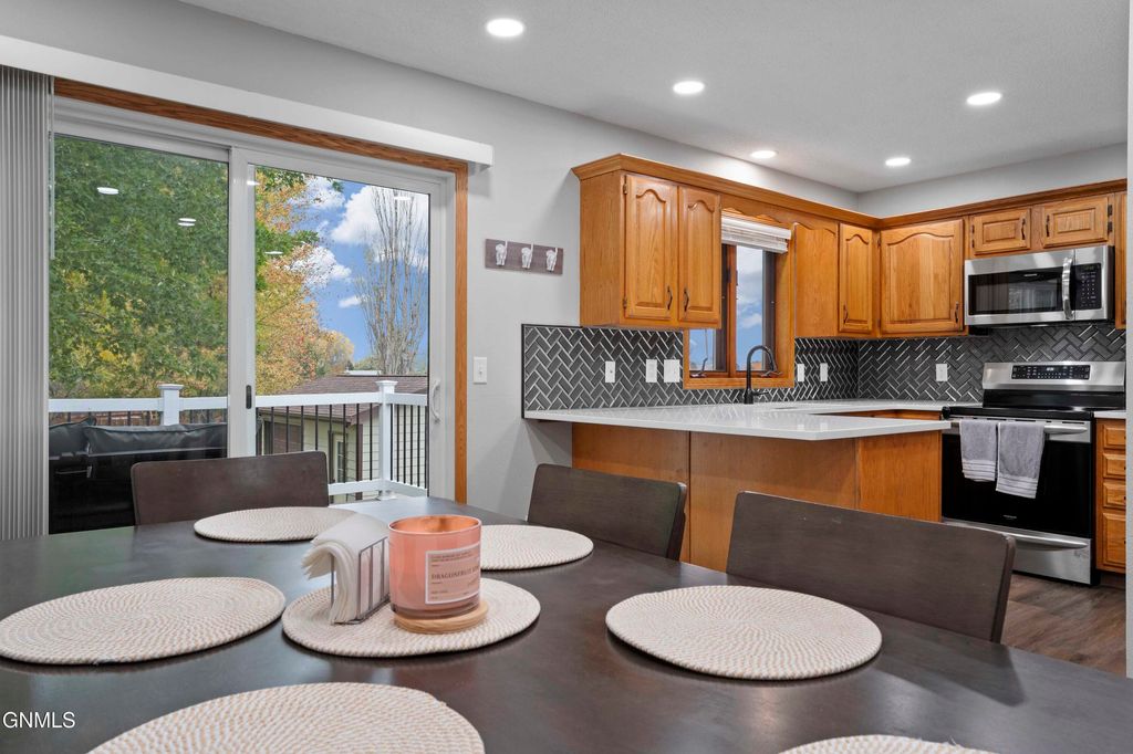 1805 12th Avenue SE, Mandan, ND 58554 photo 4