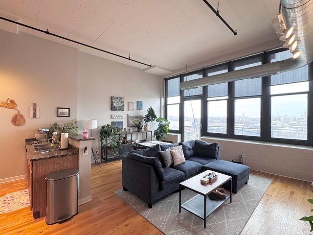 1224 W Van Buren Street 506, Chicago, IL 60607