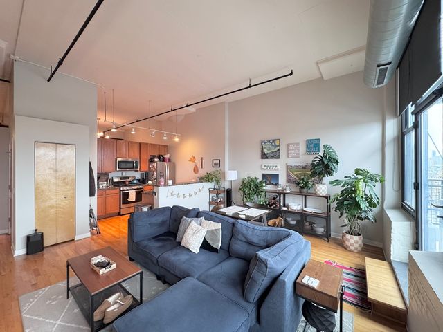 1224 W Van Buren Street 506, Chicago, IL 60607