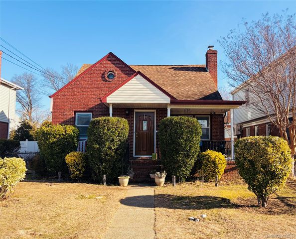 272 Jefferson Avenue, Franklin Square, NY 11010