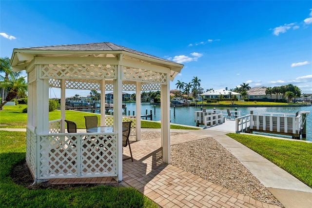 719 PINELLAS BAYWAY S 301, St Petersburg, FL 33715