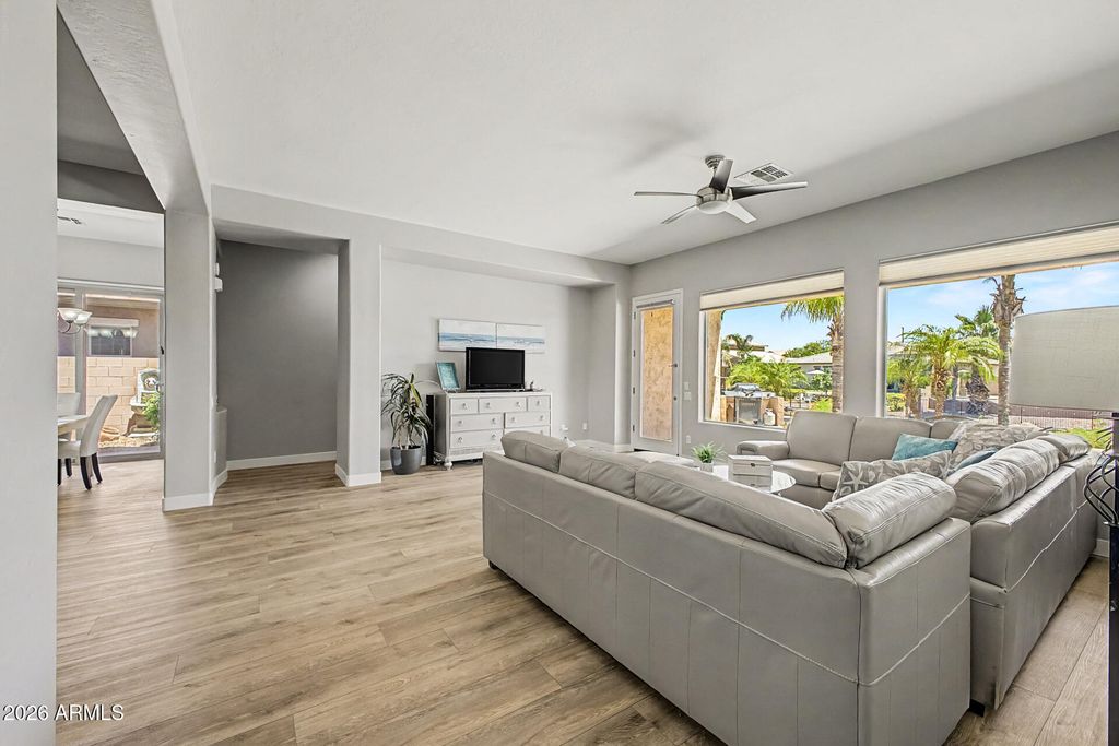 Image 12 of property listing at 627 E La Costa Drive, Chandler, AZ 85249