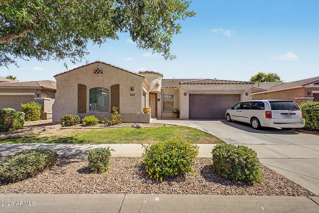 Image 3 of property listing at 627 E La Costa Drive, Chandler, AZ 85249
