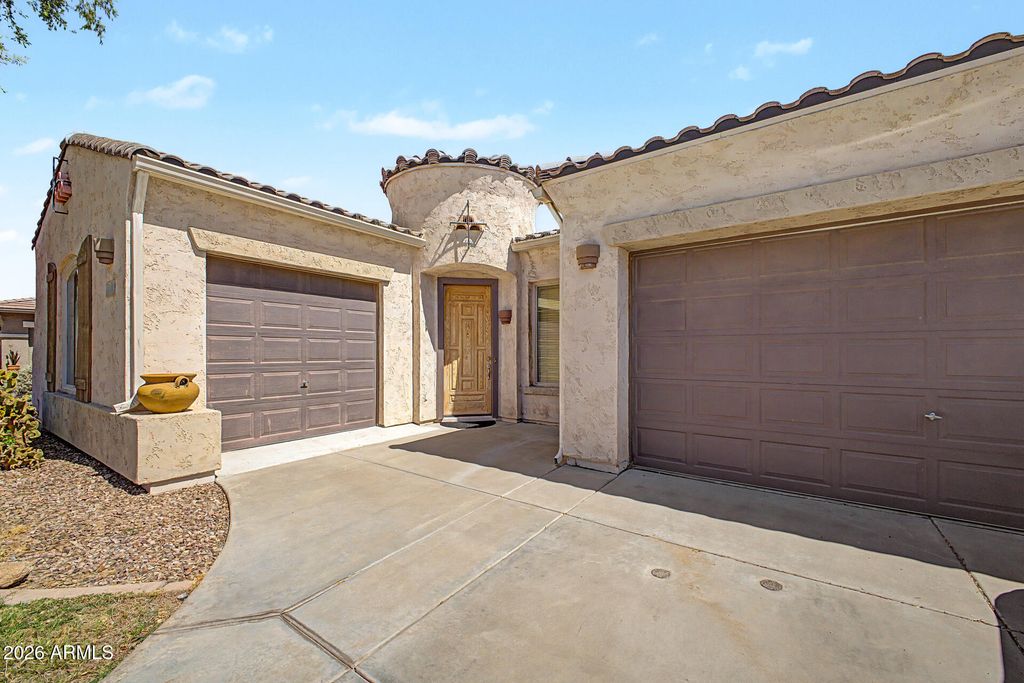 Image 4 of property listing at 627 E La Costa Drive, Chandler, AZ 85249