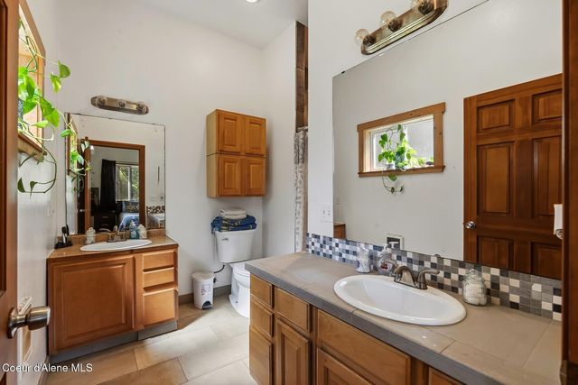 2206 Gypsy Bay Rd, Sagle, ID 83860