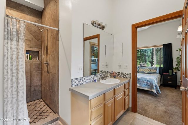 2206 Gypsy Bay Rd, Sagle, ID 83860