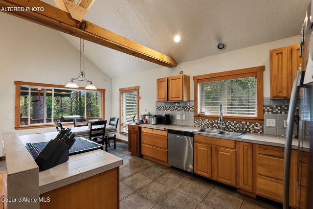 2206 Gypsy Bay Rd, Sagle, ID 83860