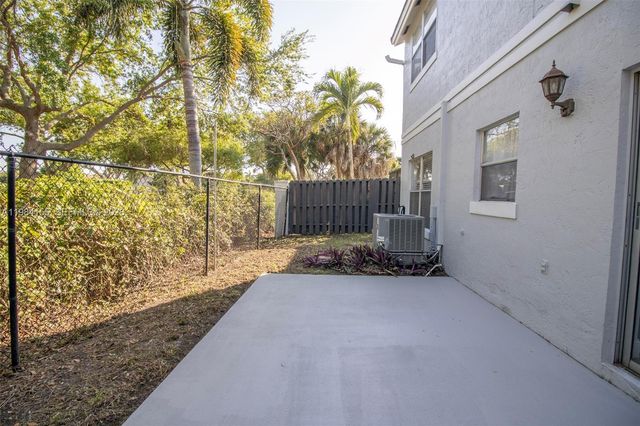 4844 Grapevine Way, Davie, FL 33331