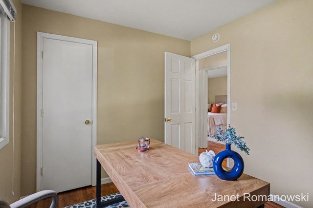 11141 Woodbushe Drive Se, Lowell Twp, MI 49331
