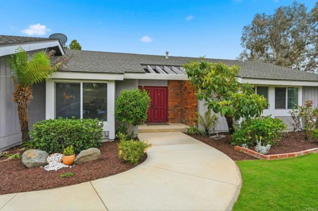 745 Black Hawk Circle, Vista, CA 92081