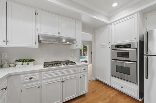745 Black Hawk Circle, Vista, CA 92081