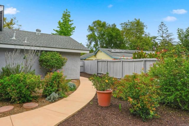 745 Black Hawk Circle, Vista, CA 92081
