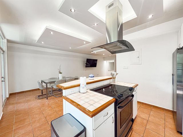 693 693 552, Vega Alta, PR 00692