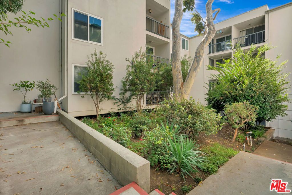 Image 18 of property listing at 8535 W West Knoll Drive 107, West Hollywood, CA 90069