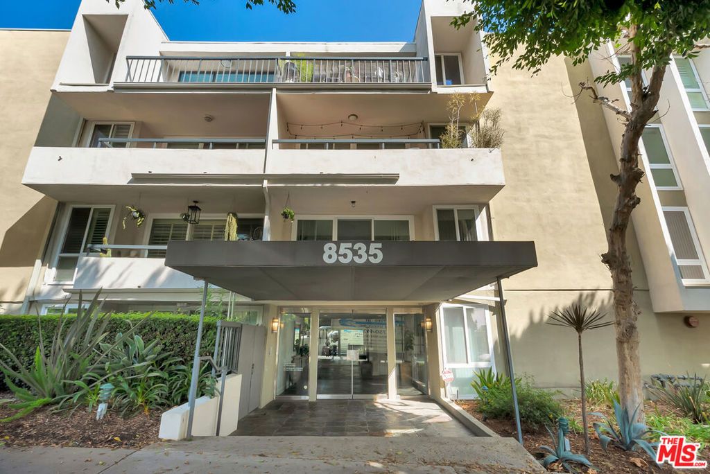 Image 3 of property listing at 8535 W West Knoll Drive 107, West Hollywood, CA 90069
