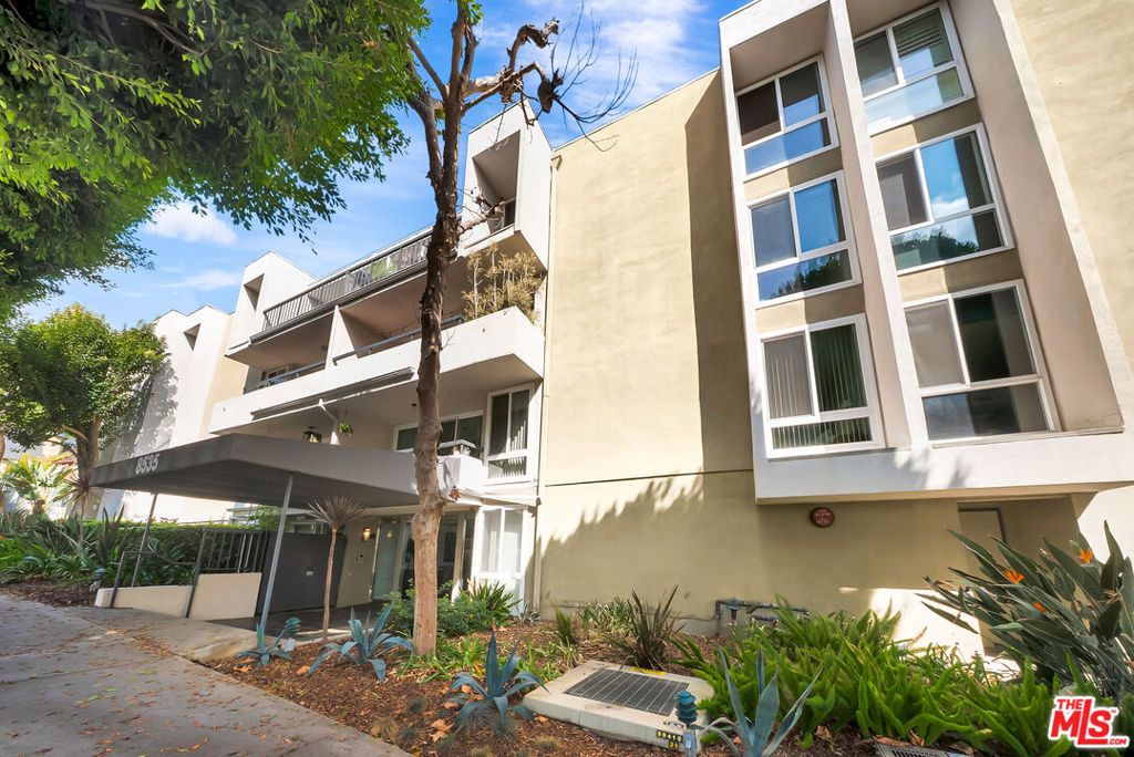 Image 5 of property listing at 8535 W West Knoll Drive 107, West Hollywood, CA 90069