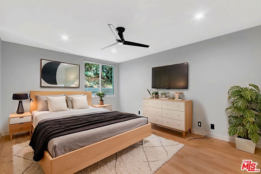 Image 9 of property listing at 8535 W West Knoll Drive 107, West Hollywood, CA 90069