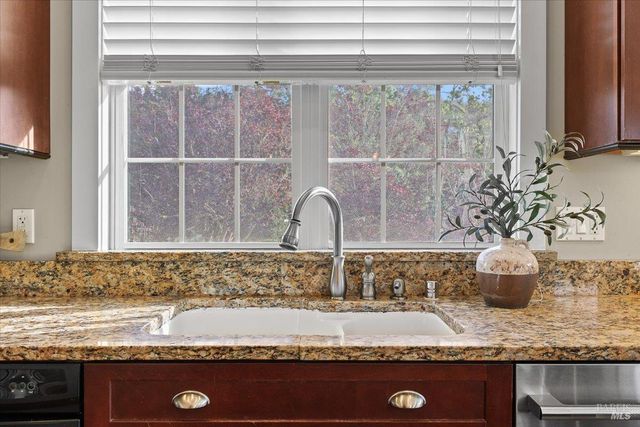 134 Moonlight Dr, Healdsburg, CA 95448