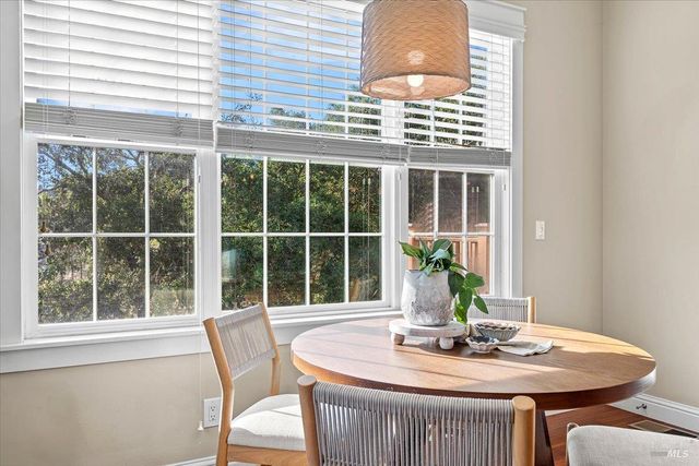 134 Moonlight Dr, Healdsburg, CA 95448