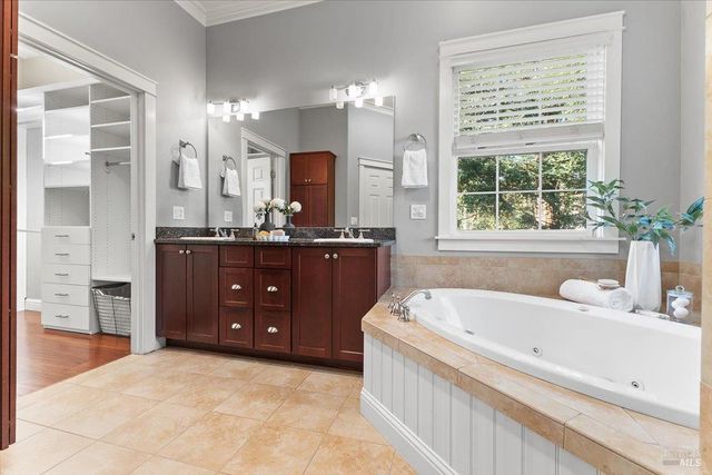 134 Moonlight Dr, Healdsburg, CA 95448