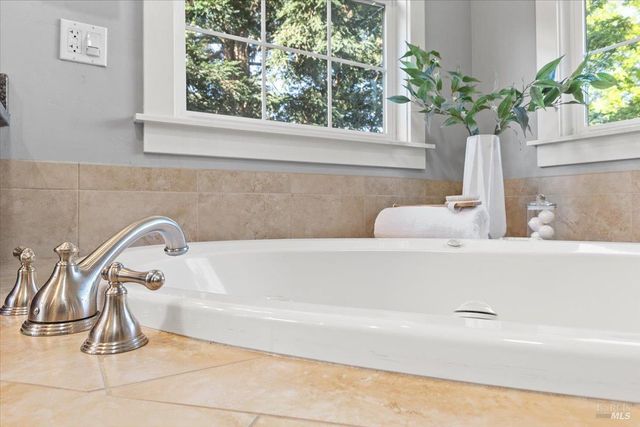 134 Moonlight Dr, Healdsburg, CA 95448