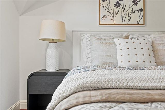 134 Moonlight Dr, Healdsburg, CA 95448