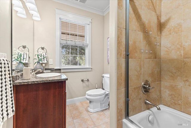 134 Moonlight Dr, Healdsburg, CA 95448