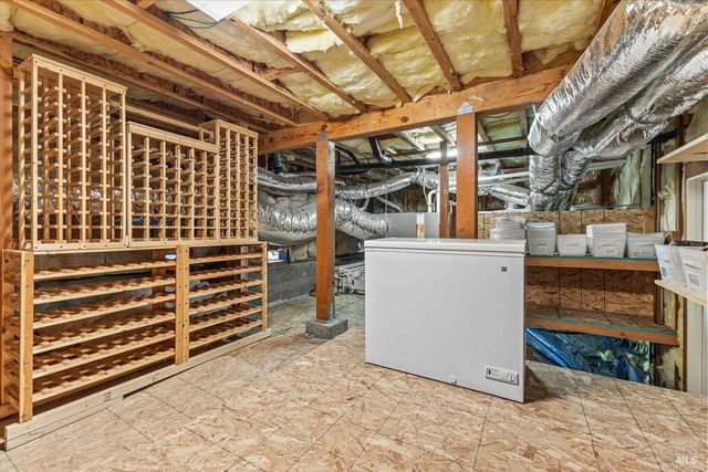 134 Moonlight Dr, Healdsburg, CA 95448