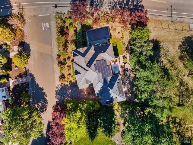 134 Moonlight Dr, Healdsburg, CA 95448