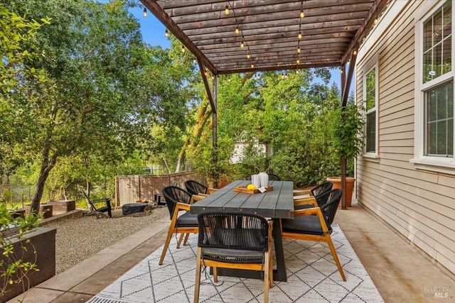 134 Moonlight Dr, Healdsburg, CA 95448