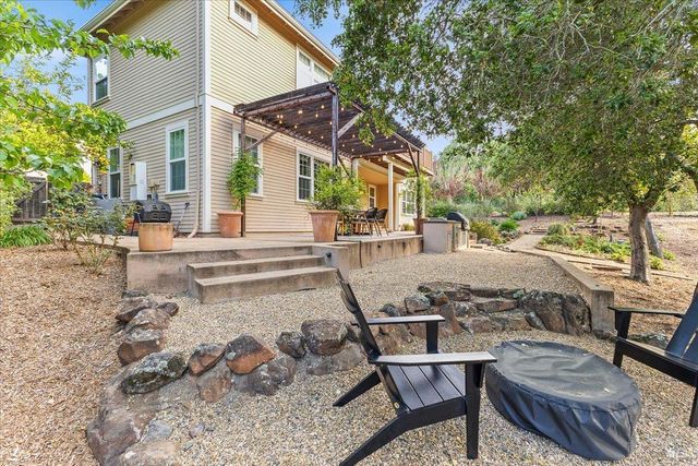 134 Moonlight Dr, Healdsburg, CA 95448