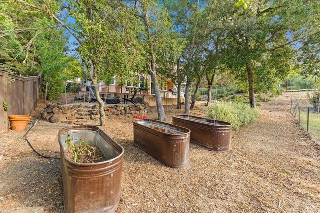 134 Moonlight Dr, Healdsburg, CA 95448