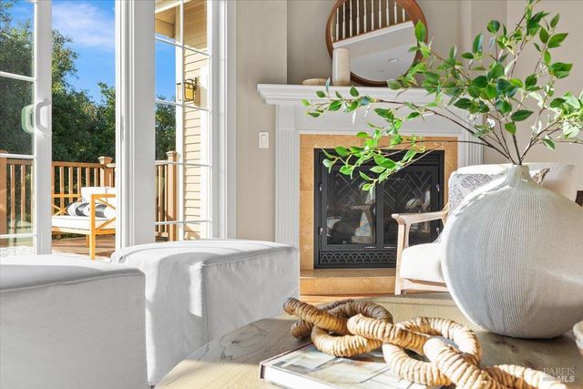 134 Moonlight Dr, Healdsburg, CA 95448