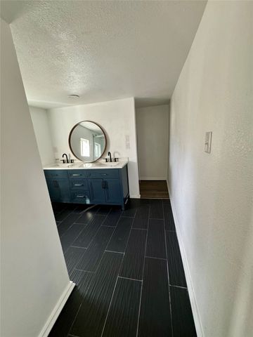 400 S 4th Street, Bonham, TX 75418