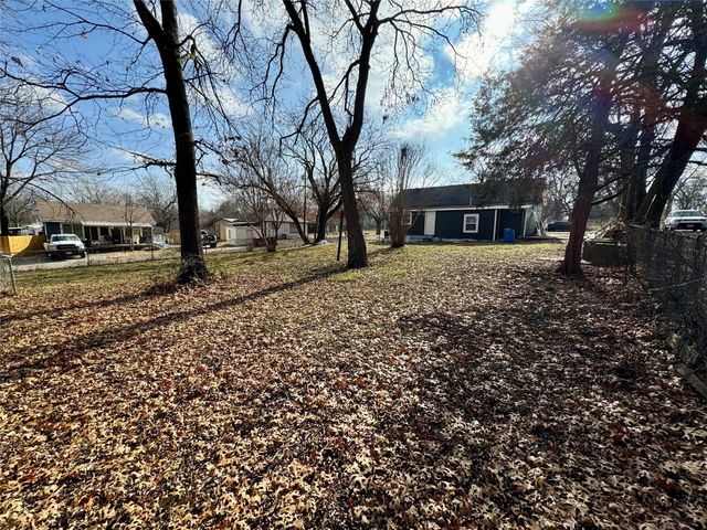 400 S 4th Street, Bonham, TX 75418