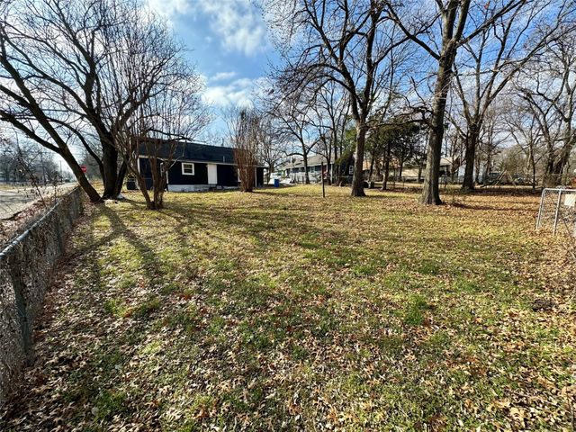 400 S 4th Street, Bonham, TX 75418