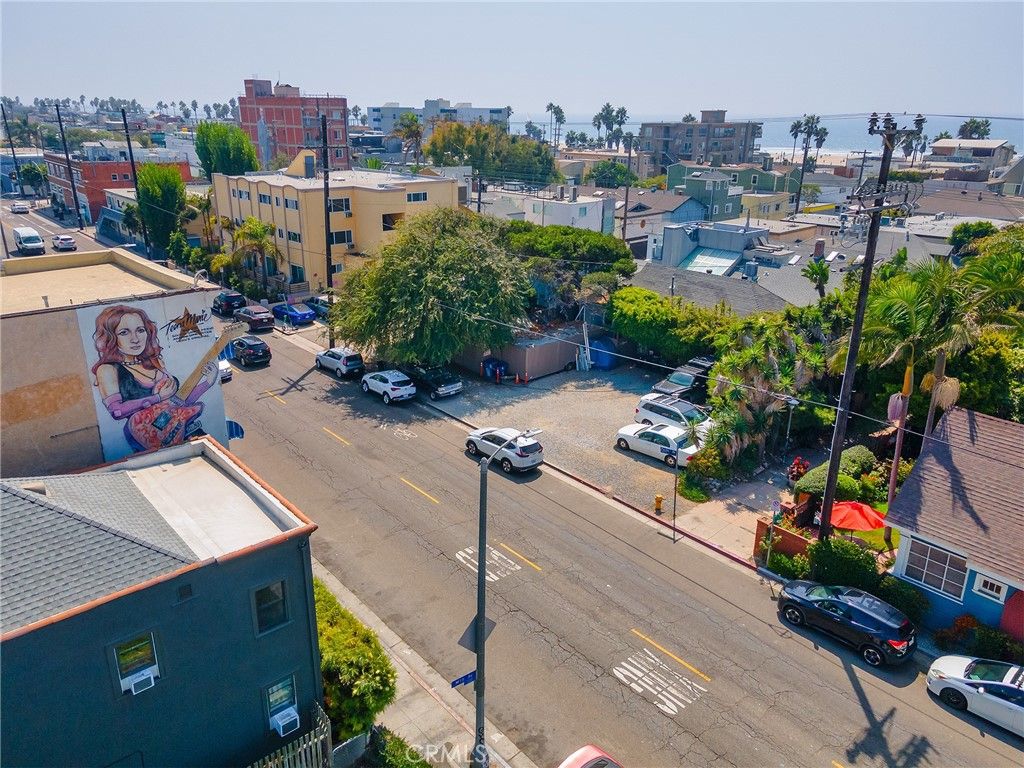 Image 11 of property listing at 42 19th Avenue, Venice, CA 90291