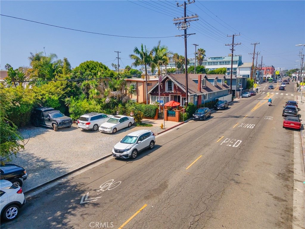 Image 16 of property listing at 42 19th Avenue, Venice, CA 90291