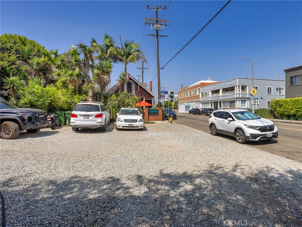 Image 2 of property listing at 42 19th Avenue, Venice, CA 90291