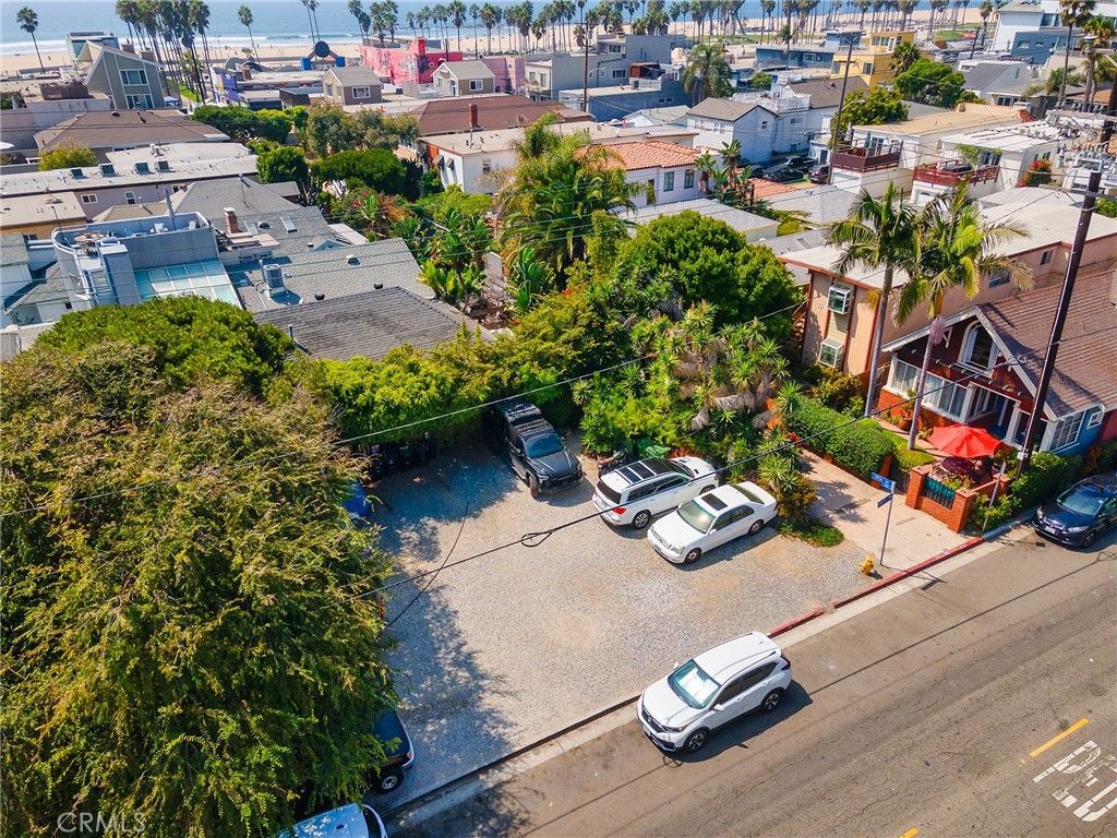 Image 8 of property listing at 42 19th Avenue, Venice, CA 90291