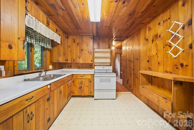 65 Gurney Franklin Road, Newland, NC 28657